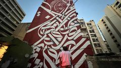 الرسام الفلسطيني بلال خالد من غزة ينهي رسمه لجدارية الغرافيكي في شارع الحمرا ببيروت، والتي كتب بها "بِكُم نبني الغدَ الأحلى .. بِكُم نمضي وننتصرُ" برعاية وزارة الثقافة اللبنانية.