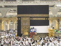 رفع كسوة الكعبة المشرفة تمهيدًا لاستقبال حجاج بيت الله الحرام لأداء مناسك الحج