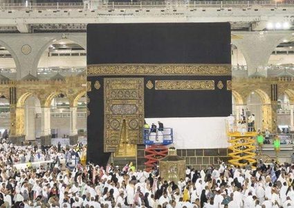 رفع كسوة الكعبة المشرفة تمهيدًا لاستقبال حجاج بيت الله الحرام لأداء مناسك الحج