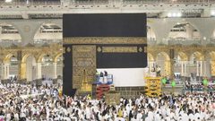 رفع كسوة الكعبة المشرفة تمهيدًا لاستقبال حجاج بيت الله الحرام لأداء مناسك الحج