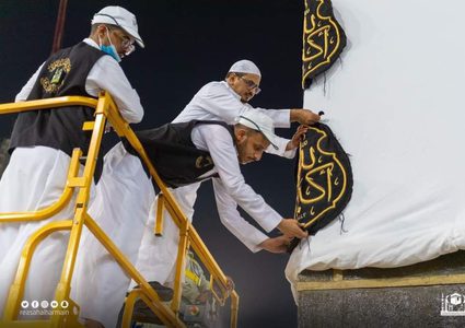 رفع كسوة الكعبة المشرفة تمهيدًا لاستقبال حجاج بيت الله الحرام لأداء مناسك الحج