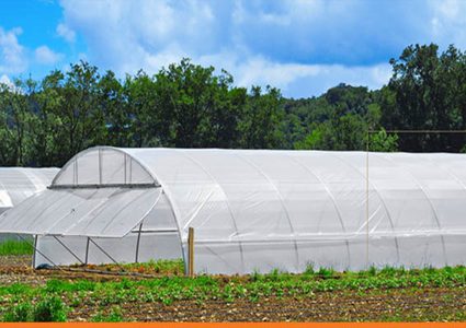 الاحتلال يخطر بإزالة بيت بلاستيكي في طوباس