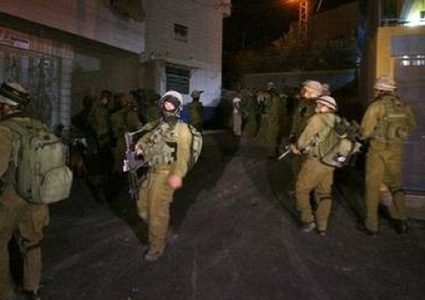 الاحتلال يداهم عدة منازل في مخيم بلاطة