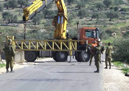 الاحتلال يعرقل حركة تنقل المواطنين عند مدخل بلدة حزما