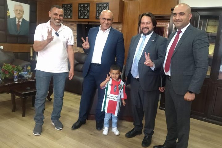 محافظ جنين يطلع سفير تشيلي على أوضاع المحافظة وانتهاكات الاحتلال