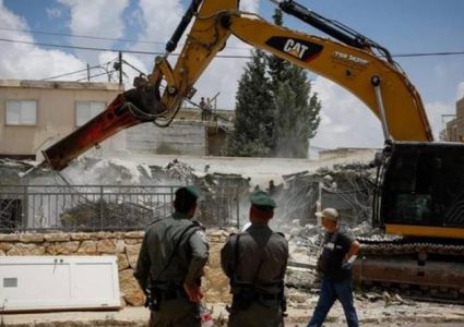 الاحتلال يهدم منشأة تجارية في عناتا شمال شرق القدس
