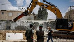 الاحتلال يهدم منشأة تجارية في عناتا شمال شرق القدس
