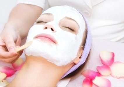 3 خلطات صيفية بالزبادي للعناية بالبشرة والشعر