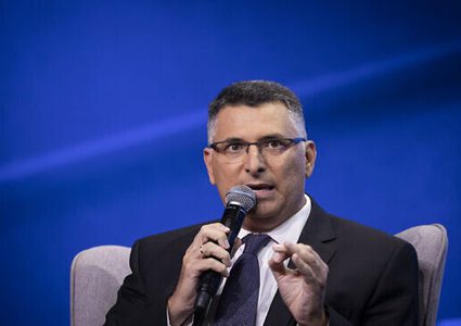 ساعر يقرر طرح قانون تحديد ولاية رئيس حكومة الاحتلال بثماني سنوات