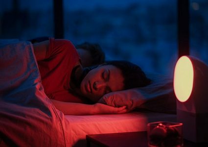 مخاطر ترك ضوء في الغرفة أثناء النوم