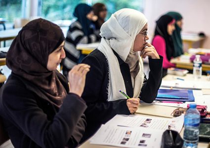 معلمة فرنسية مهددة بالقتل بعد أن طلبت من تلميذة مسلمة خلع حجابها