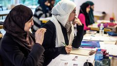 معلمة فرنسية مهددة بالقتل بعد أن طلبت من تلميذة مسلمة خلع حجابها