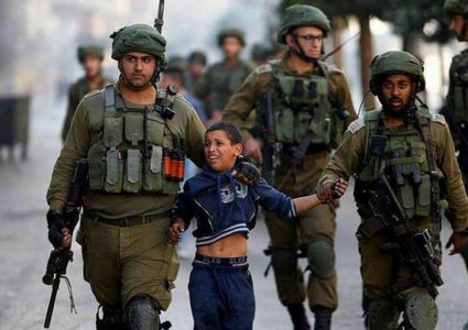 هيئة الأسرى توثق تفاصيل اعتداء الاحتلال على طفلين خلال اعتقالهما