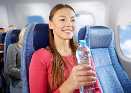 خبراء يوصون بشرب الكثير من الماء قبل الرحلة الجوية والتخلي عن القهوة