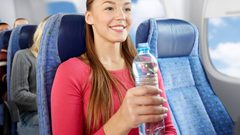 خبراء يوصون بشرب الكثير من الماء قبل الرحلة الجوية والتخلي عن القهوة