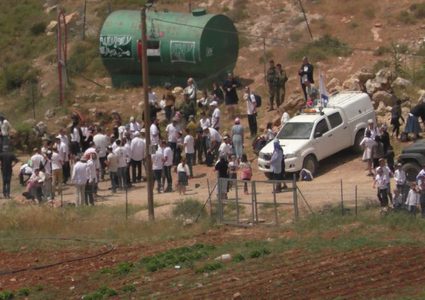 مستوطنون يقتحمون نبع مياه في قريوت بنابلس