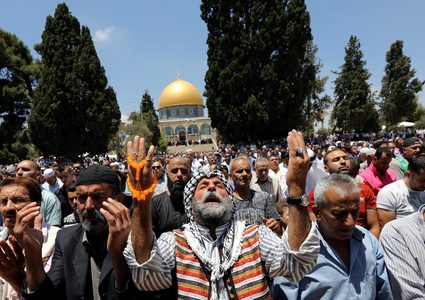 عشرات الآلاف من المواطنين يؤدون صلاة الجمعة في رحاب الأقصى