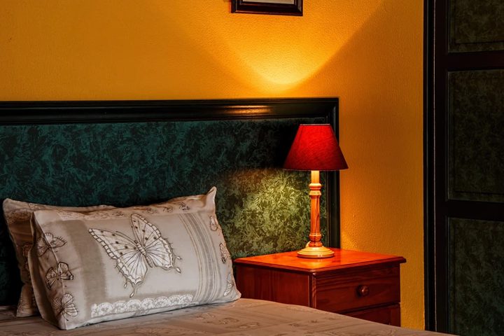 ما هي خطورة النوم وترك الضوء مشتغل؟