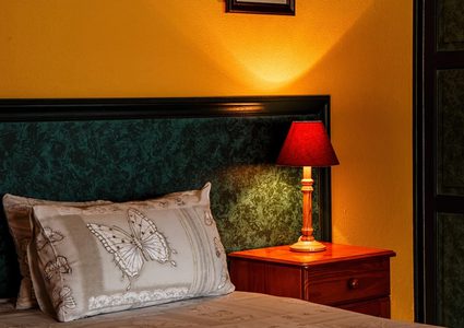 ما هي خطورة النوم وترك الضوء مشتغل؟