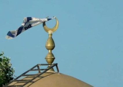 مستوطنون يرفعون أعلاما إسرائيلية فوق مسجد كيسان شرق بيت لحم