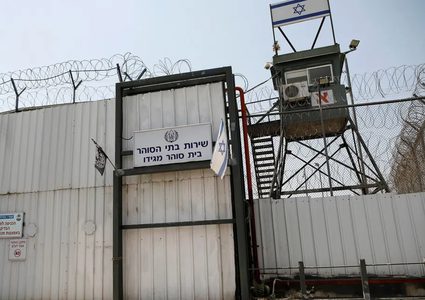 سلطات الاحتلال تمدد الاعتقال الإداري بحق أسير من الخليل لمدة 6 أشهر