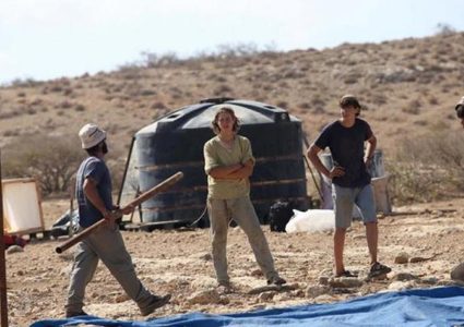 إصابة مواطن وإحراق مركبته إثر هجوم للمستوطنين شرق رام الله