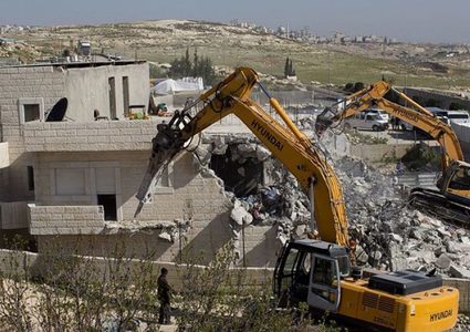 سلطات الاحتلال تجبر مواطنا على هدم منزله في حي وادي الجوز بالقدس