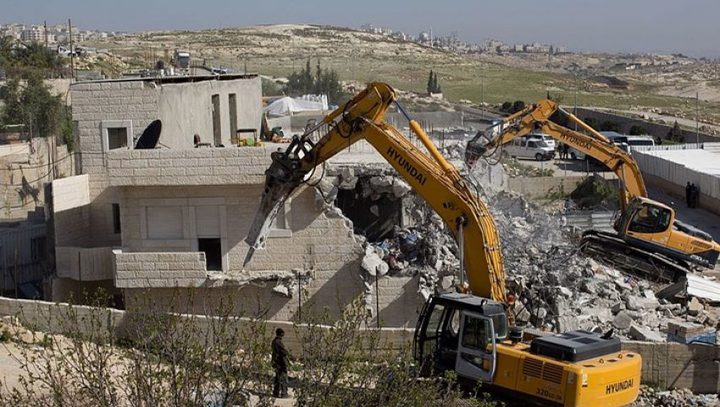 سلطات الاحتلال تجبر مواطنا على هدم منزله في حي وادي الجوز بالقدس