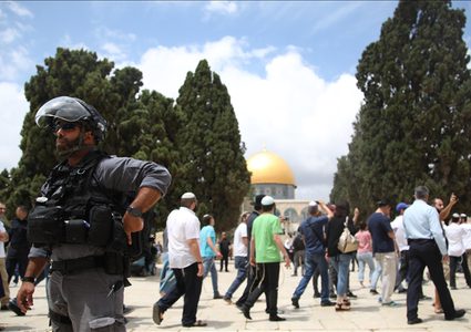 عشرات المستوطنين يقتحمون الأقصى