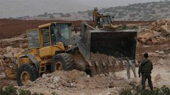 قوات الاحتلال تجرف دونما وتقتلع 20 شتلة زيتون في وادي فوكين