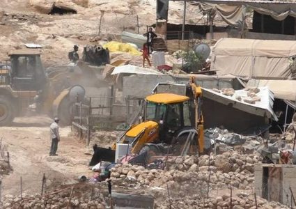 الاحتلال يهدم بيتا متنقلا ويجرف ويزيل منشآت زراعية في الزعيّم شرق القدس المحتلة