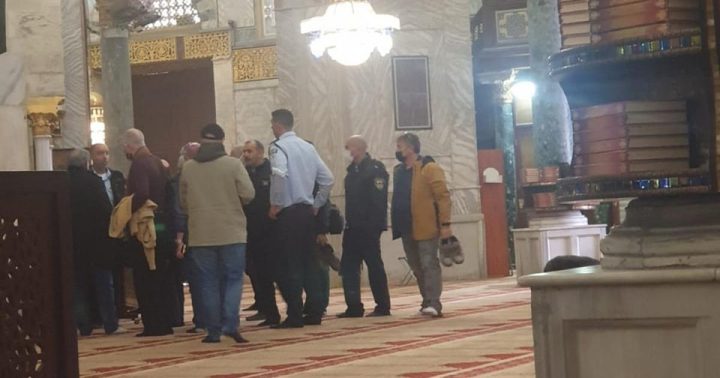 شرطة الاحتلال تقتحم قبة الصخرة المشرفة وتعتدي على المصلين
