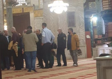 شرطة الاحتلال تقتحم قبة الصخرة المشرفة وتعتدي على المصلين