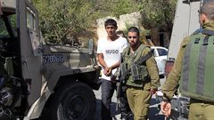 قوات الاحتلال تعتقل مواطنا وتستولي على مركبة في الخليل