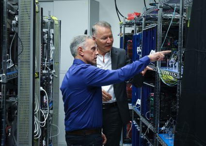 "أبل" عملاق التكنولوجيا في فلسطين