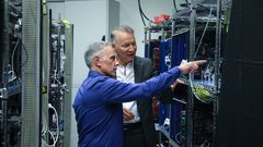 "أبل" عملاق التكنولوجيا في فلسطين