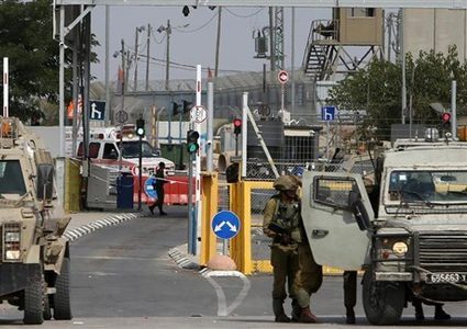 الاحتلال يعرقل حركة المواطنين على حاجز عسكري جنوب جنين