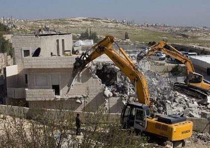 بيت لحم: الاحتلال يخطر بهدم جدران استنادية في الولجة