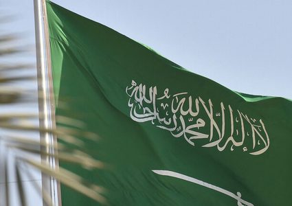 العاهل السعودي يتلقى رسالة خطية من أمير دولة قطر
