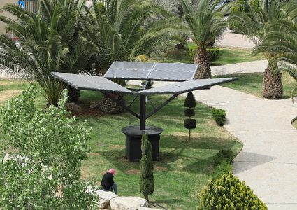 النجاح تفتتح مشروع الشجرة الشمسية"solar Tree"