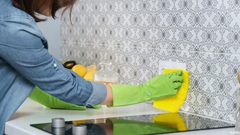 كيف تنظفي جدران المطبخ من الدهون المستعصية؟