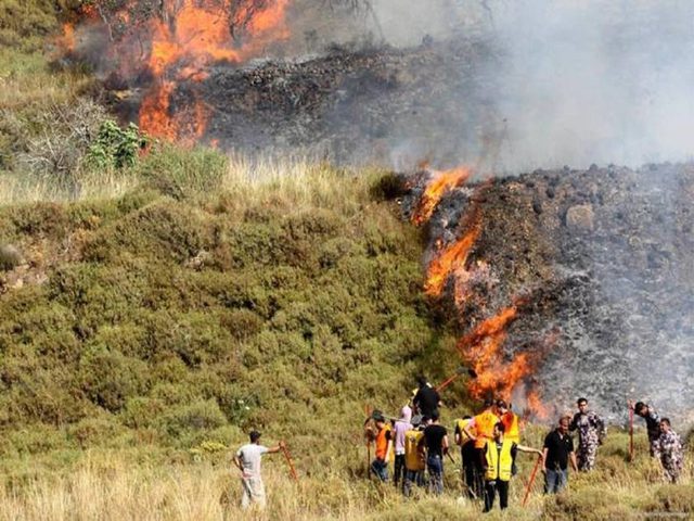 مستوطنون يضرمون النار في أراضي حوسان غرب بيت لحم