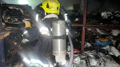 إطفائية بلدية نابلس تتعامل مع حريق بمطبعة