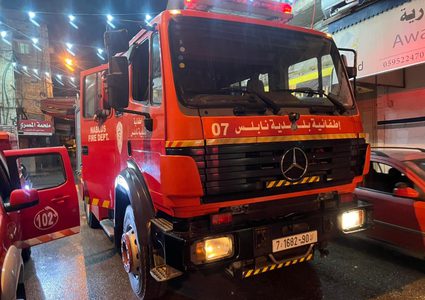 إطفائية بلدية نابلس تتعامل مع حريق بمطبعة