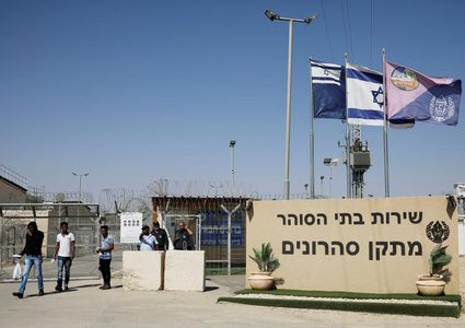 سلطات الاحتلال تفرج عن أسير من خان يونس بعد اعتقال دام 20 عاما