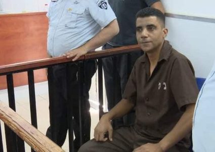 عائلة الأسير زكريا الزبيدي تتسلم شهادة الماجستير من جامعة بيرزيت نيابة عنه