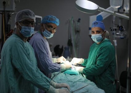 وفد طبي يغادر القطاع بعد إجراء عمليات جراحية معقدة