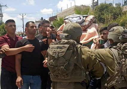 الاحتلال يعتدي على جنازة شقيقة أسير في الخليل