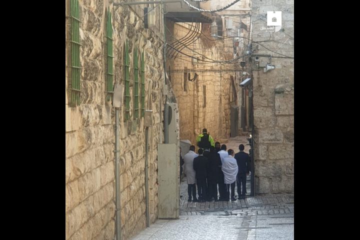 مستوطنون يؤدون طقوساً تلمودية أمام باب حطة أحد أبواب المسجد الأقصى
