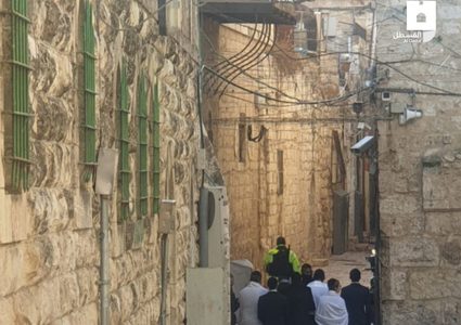 مستوطنون يؤدون طقوساً تلمودية أمام باب حطة أحد أبواب المسجد الأقصى